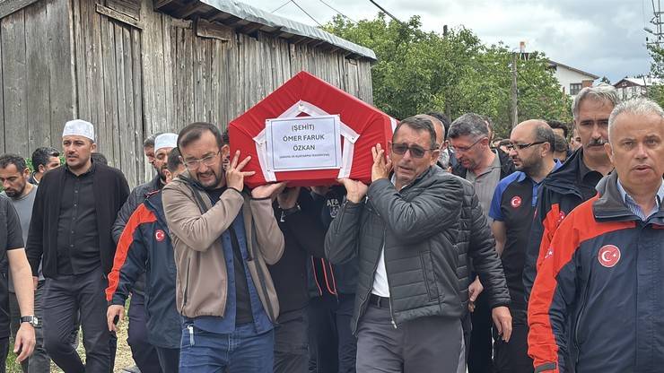 Eşi tabutuna son kez sarıldı, babası namazını kıldırdı: AFAD Rize personeline Bolu'da hüzünlü veda 15