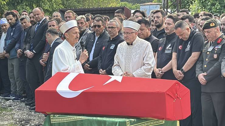 Eşi tabutuna son kez sarıldı, babası namazını kıldırdı: AFAD Rize personeline Bolu'da hüzünlü veda 16