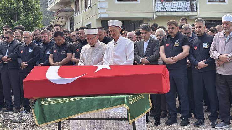 Eşi tabutuna son kez sarıldı, babası namazını kıldırdı: AFAD Rize personeline Bolu'da hüzünlü veda 17