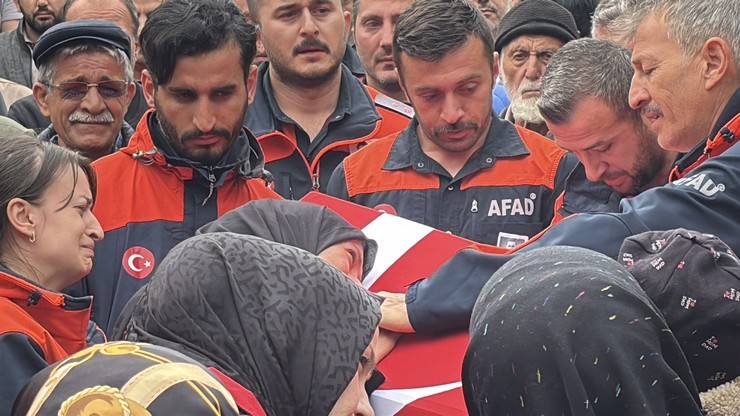 Eşi tabutuna son kez sarıldı, babası namazını kıldırdı: AFAD Rize personeline Bolu'da hüzünlü veda 18