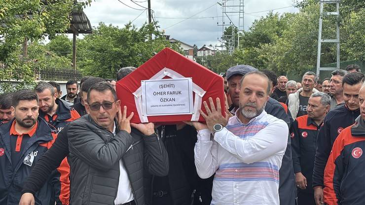 Eşi tabutuna son kez sarıldı, babası namazını kıldırdı: AFAD Rize personeline Bolu'da hüzünlü veda 19