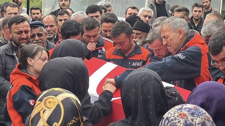 Eşi tabutuna son kez sarıldı, babası namazını kıldırdı: AFAD Rize personeline Bolu'da hüzünlü veda 2
