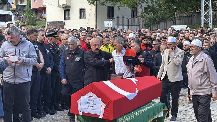Eşi tabutuna son kez sarıldı, babası namazını kıldırdı: AFAD Rize personeline Bolu'da hüzünlü veda 20