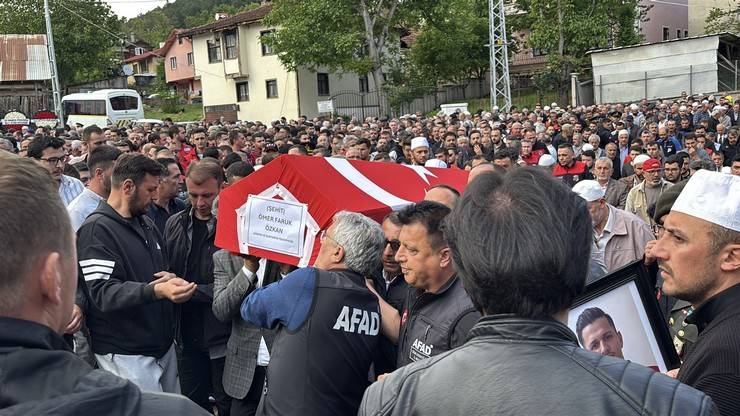 Eşi tabutuna son kez sarıldı, babası namazını kıldırdı: AFAD Rize personeline Bolu'da hüzünlü veda 21
