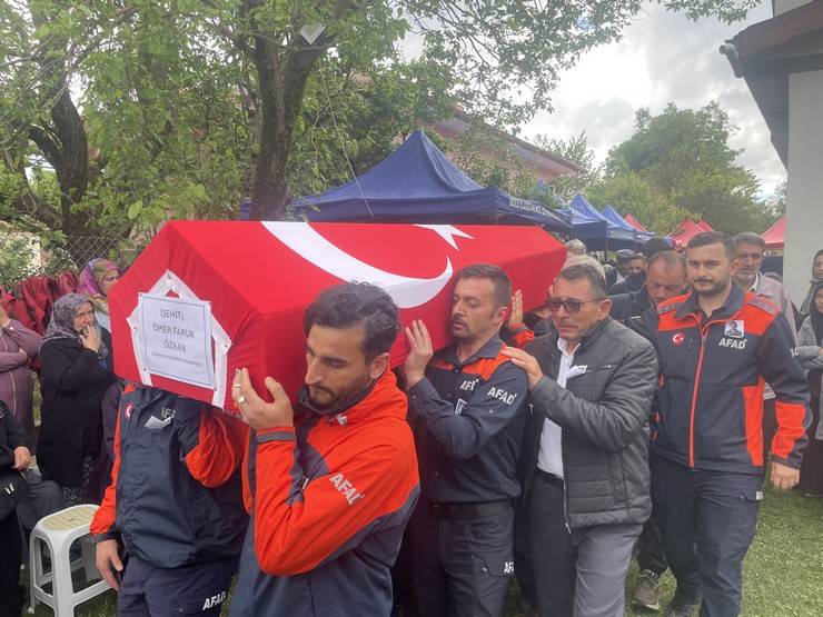 Eşi tabutuna son kez sarıldı, babası namazını kıldırdı: AFAD Rize personeline Bolu'da hüzünlü veda 22