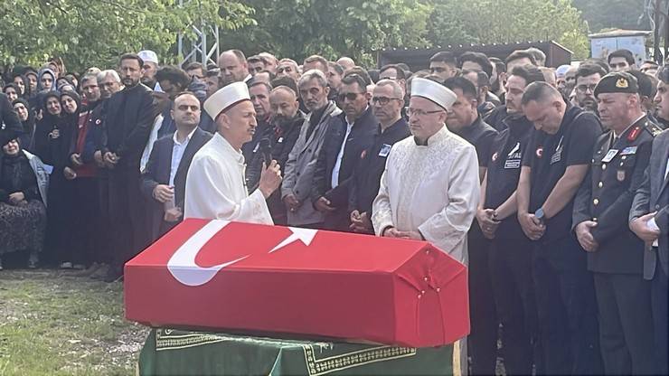 Eşi tabutuna son kez sarıldı, babası namazını kıldırdı: AFAD Rize personeline Bolu'da hüzünlü veda 23