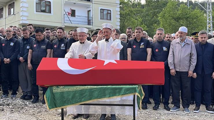 Eşi tabutuna son kez sarıldı, babası namazını kıldırdı: AFAD Rize personeline Bolu'da hüzünlü veda 24