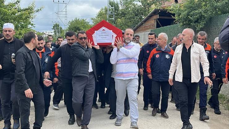 Eşi tabutuna son kez sarıldı, babası namazını kıldırdı: AFAD Rize personeline Bolu'da hüzünlü veda 25