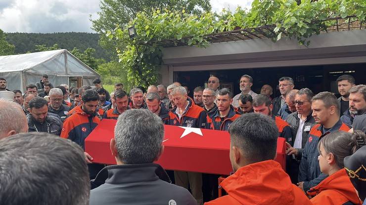 Eşi tabutuna son kez sarıldı, babası namazını kıldırdı: AFAD Rize personeline Bolu'da hüzünlü veda 26