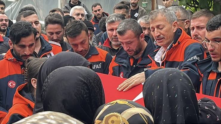 Eşi tabutuna son kez sarıldı, babası namazını kıldırdı: AFAD Rize personeline Bolu'da hüzünlü veda 27
