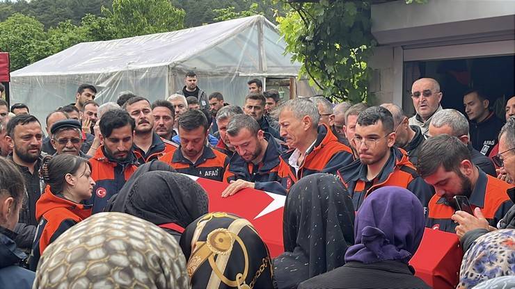 Eşi tabutuna son kez sarıldı, babası namazını kıldırdı: AFAD Rize personeline Bolu'da hüzünlü veda 28