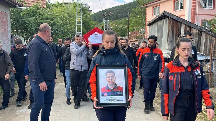 Eşi tabutuna son kez sarıldı, babası namazını kıldırdı: AFAD Rize personeline Bolu'da hüzünlü veda 29
