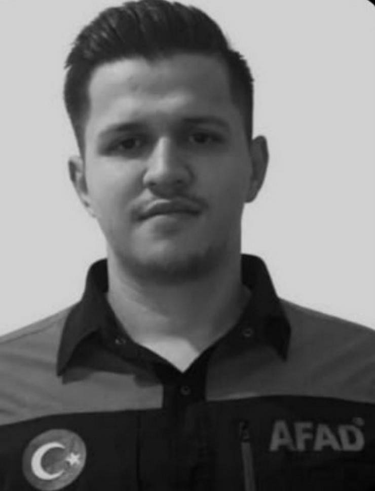 Eşi tabutuna son kez sarıldı, babası namazını kıldırdı: AFAD Rize personeline Bolu'da hüzünlü veda 3
