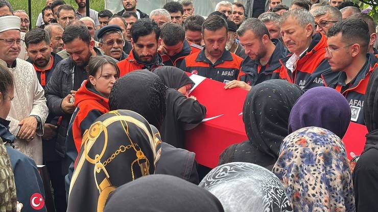 Eşi tabutuna son kez sarıldı, babası namazını kıldırdı: AFAD Rize personeline Bolu'da hüzünlü veda 30