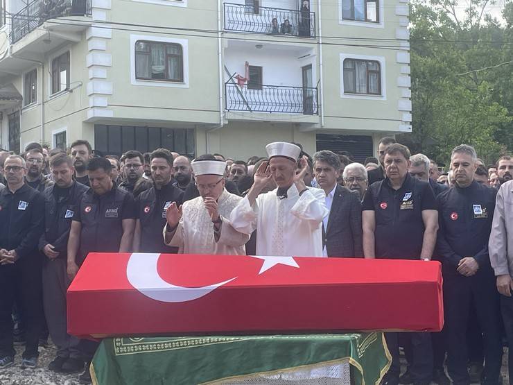 Eşi tabutuna son kez sarıldı, babası namazını kıldırdı: AFAD Rize personeline Bolu'da hüzünlü veda 31