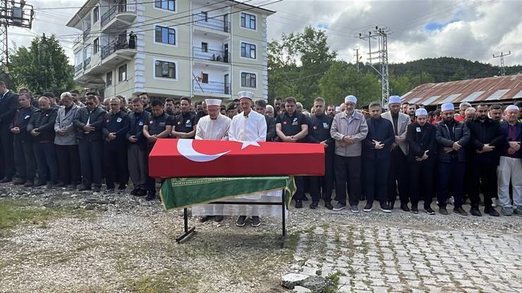 Eşi tabutuna son kez sarıldı, babası namazını kıldırdı: AFAD Rize personeline Bolu'da hüzünlü veda 32