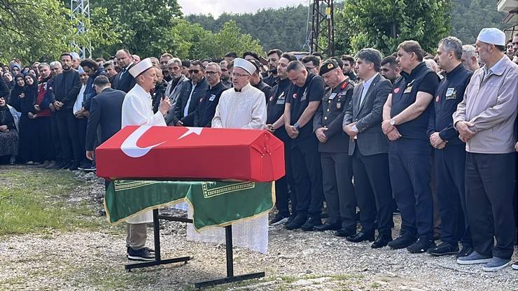 Eşi tabutuna son kez sarıldı, babası namazını kıldırdı: AFAD Rize personeline Bolu'da hüzünlü veda 33