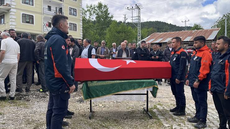 Eşi tabutuna son kez sarıldı, babası namazını kıldırdı: AFAD Rize personeline Bolu'da hüzünlü veda 34
