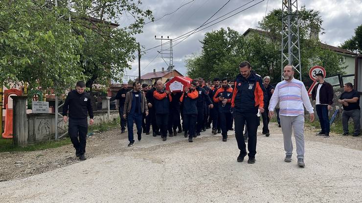 Eşi tabutuna son kez sarıldı, babası namazını kıldırdı: AFAD Rize personeline Bolu'da hüzünlü veda 35