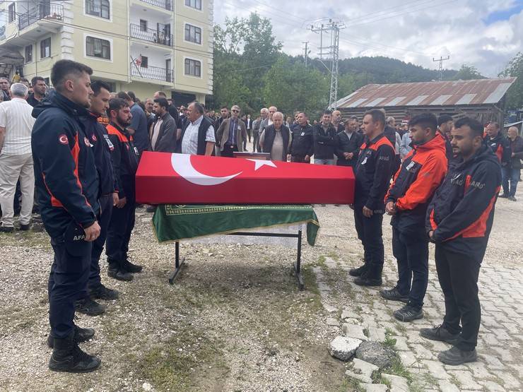 Eşi tabutuna son kez sarıldı, babası namazını kıldırdı: AFAD Rize personeline Bolu'da hüzünlü veda 37