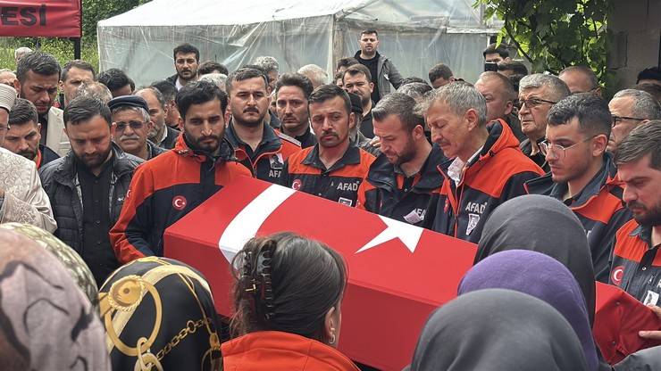 Eşi tabutuna son kez sarıldı, babası namazını kıldırdı: AFAD Rize personeline Bolu'da hüzünlü veda 4