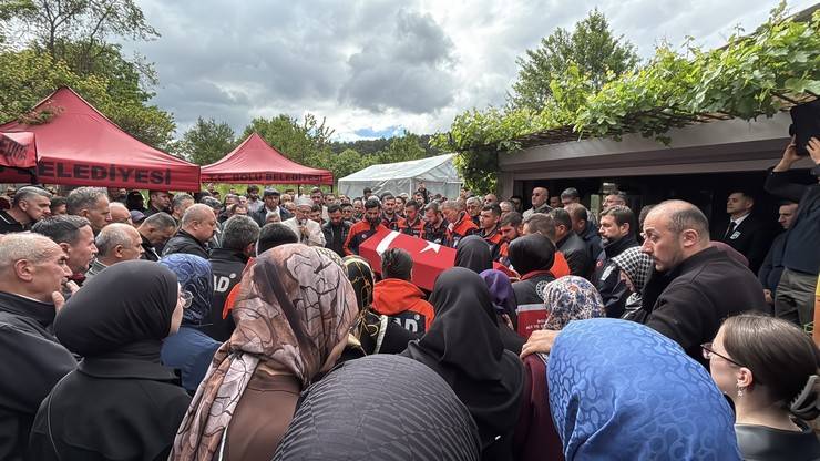 Eşi tabutuna son kez sarıldı, babası namazını kıldırdı: AFAD Rize personeline Bolu'da hüzünlü veda 5