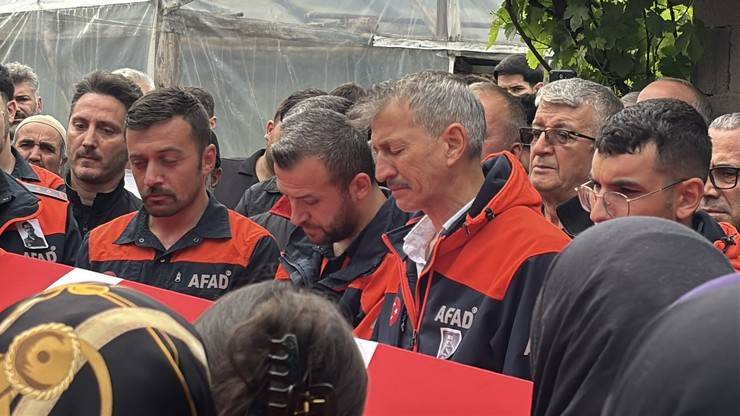 Eşi tabutuna son kez sarıldı, babası namazını kıldırdı: AFAD Rize personeline Bolu'da hüzünlü veda 6