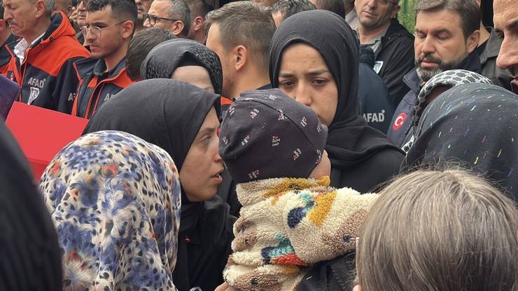 Eşi tabutuna son kez sarıldı, babası namazını kıldırdı: AFAD Rize personeline Bolu'da hüzünlü veda 7