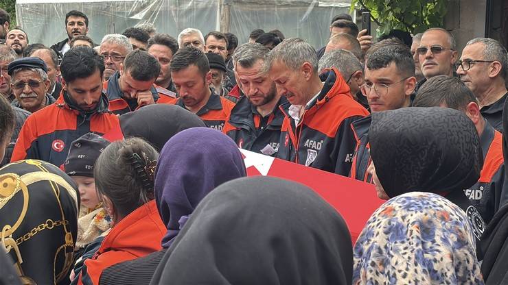 Eşi tabutuna son kez sarıldı, babası namazını kıldırdı: AFAD Rize personeline Bolu'da hüzünlü veda 8