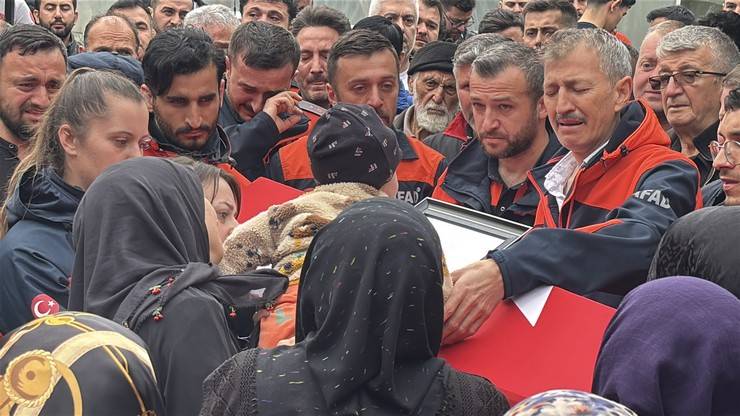 Eşi tabutuna son kez sarıldı, babası namazını kıldırdı: AFAD Rize personeline Bolu'da hüzünlü veda 9