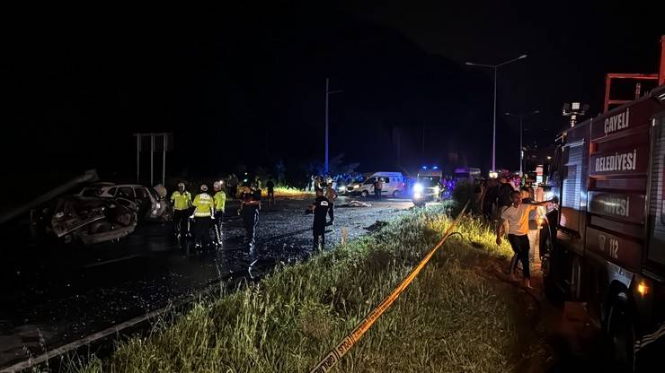 Rize'de Karadeniz Sahil Yolu’nda zincirleme kaza sonrası yangın; 3 ölü, 4 yaralı 17