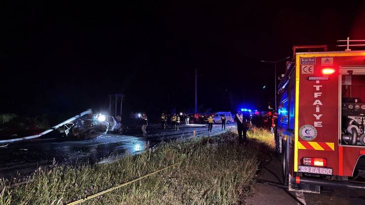 Rize'de Karadeniz Sahil Yolu’nda zincirleme kaza sonrası yangın; 3 ölü, 4 yaralı 18