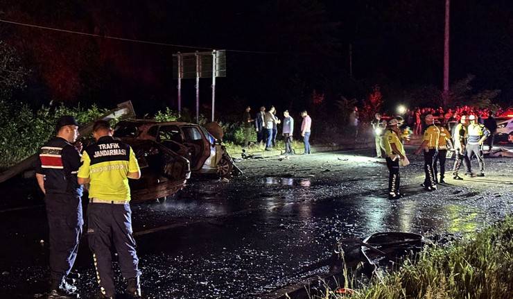 Rize'de Karadeniz Sahil Yolu’nda zincirleme kaza sonrası yangın; 3 ölü, 4 yaralı 20