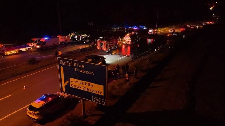 Rize'de Karadeniz Sahil Yolu’nda zincirleme kaza sonrası yangın; 3 ölü, 4 yaralı 23