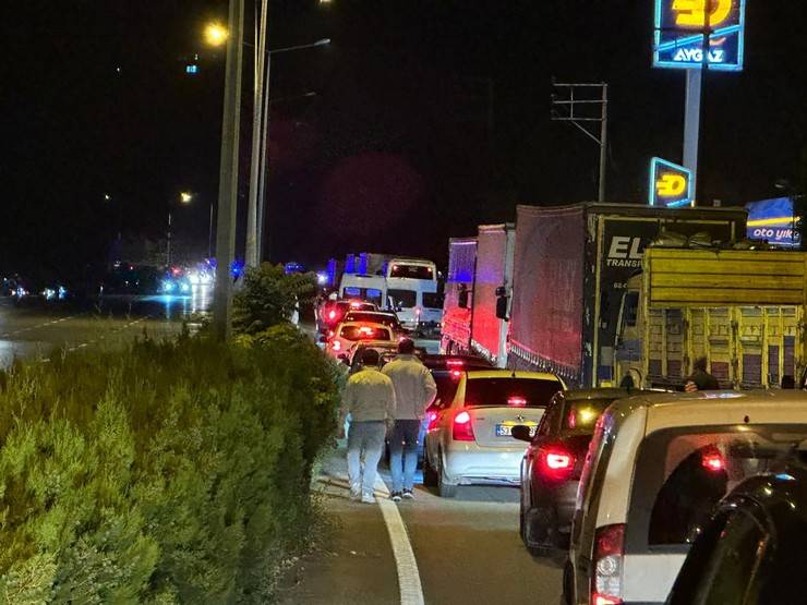 Rize'de Karadeniz Sahil Yolu’nda zincirleme kaza sonrası yangın; 3 ölü, 4 yaralı 3
