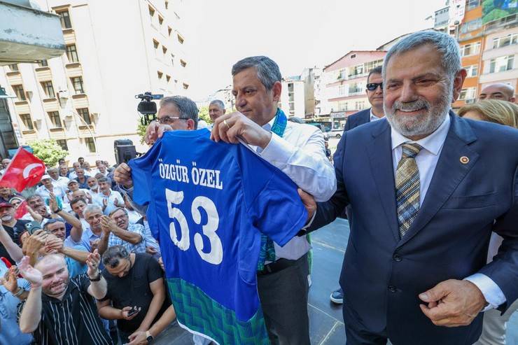 Özgür Özel, Rize'de vatandaşlara seslendi 10