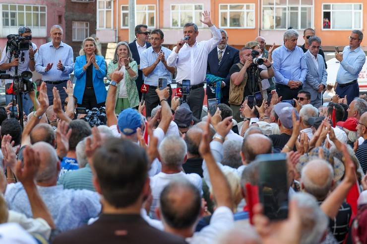 Özgür Özel, Rize'de vatandaşlara seslendi 12