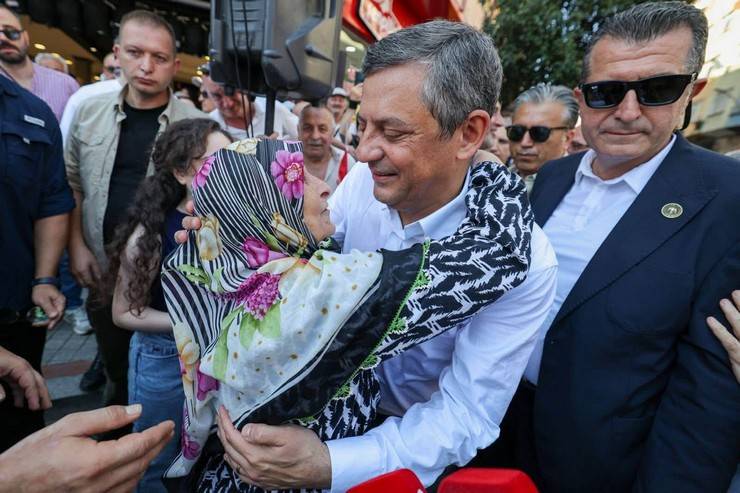 Özgür Özel, Rize'de vatandaşlara seslendi 13