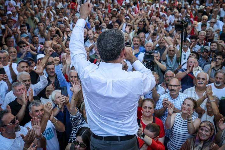 Özgür Özel, Rize'de vatandaşlara seslendi 15