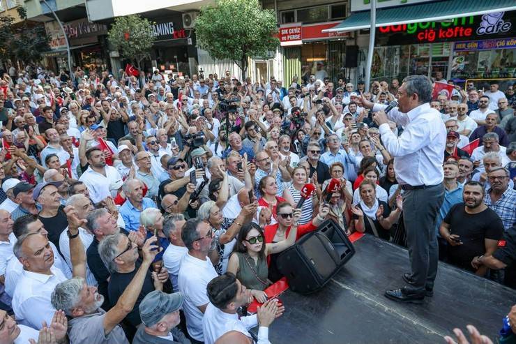Özgür Özel, Rize'de vatandaşlara seslendi 16