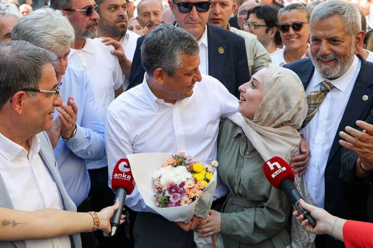 Özgür Özel, Rize'de vatandaşlara seslendi 17