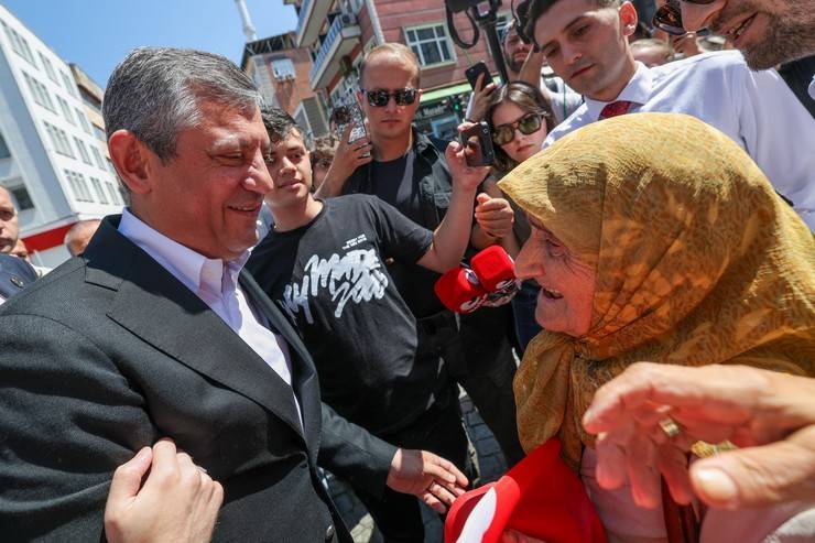 Özgür Özel, Rize'de vatandaşlara seslendi 4