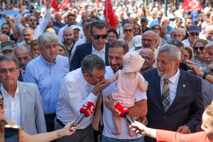 Özgür Özel, Rize'de vatandaşlara seslendi 7