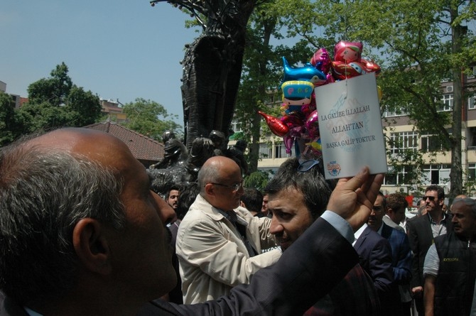 Rize ÜniAK Sisi'yi Temsili Dar Ağacına Astı ! 37