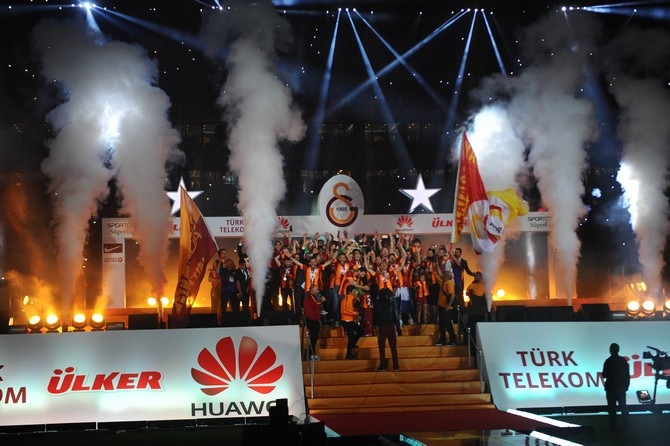 Galatasaray şampiyonluk kupasını aldı 16