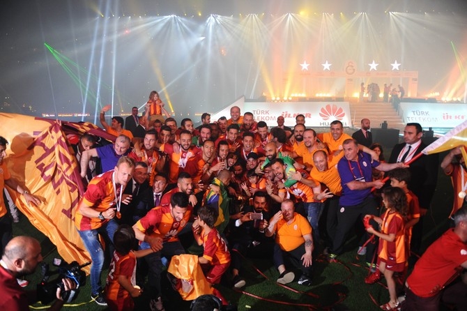 Galatasaray şampiyonluk kupasını aldı 21