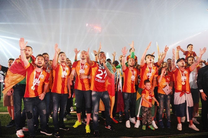 Galatasaray şampiyonluk kupasını aldı 45