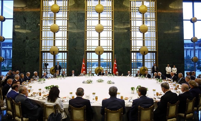 Erdoğan ile Mesut Yılmaz Aynı Masada Yan Yana İftar Açtı 1