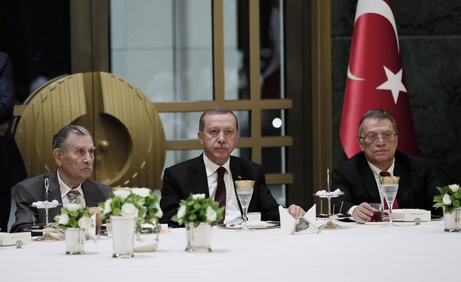 Erdoğan ile Mesut Yılmaz Aynı Masada Yan Yana İftar Açtı 14