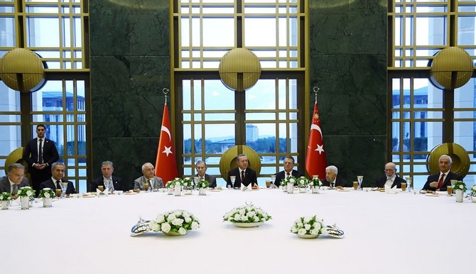 Erdoğan ile Mesut Yılmaz Aynı Masada Yan Yana İftar Açtı 2